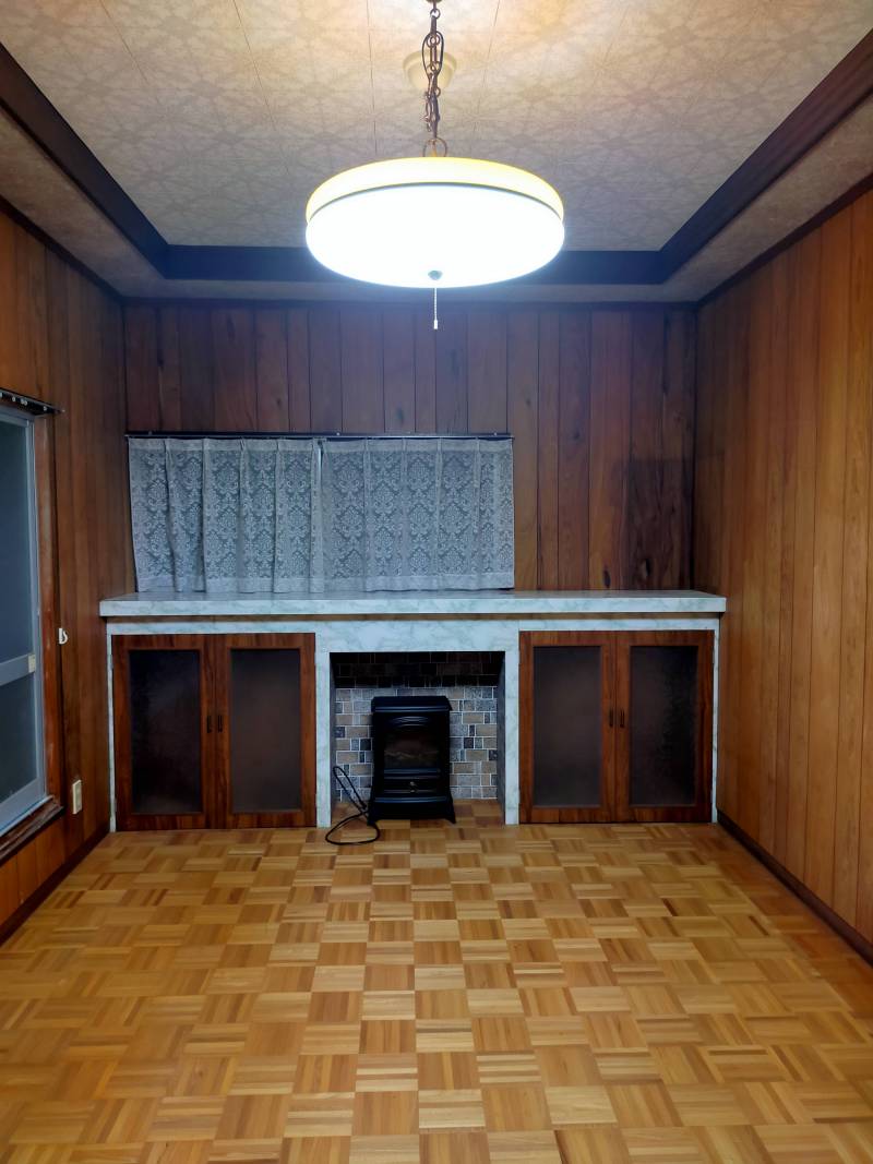 2階洋室　暖炉の日に癒やされます　ベランダと繋がっている部屋