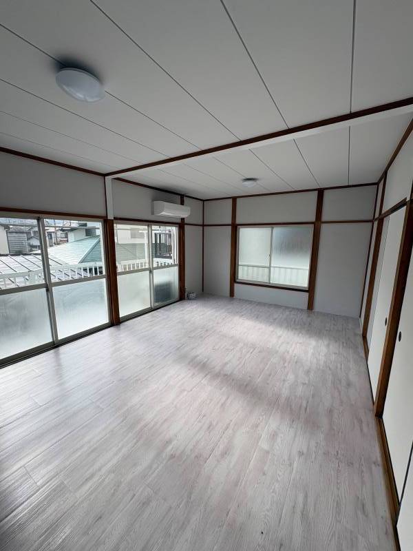 窓が大きくて太陽の光がしっかり入ります！