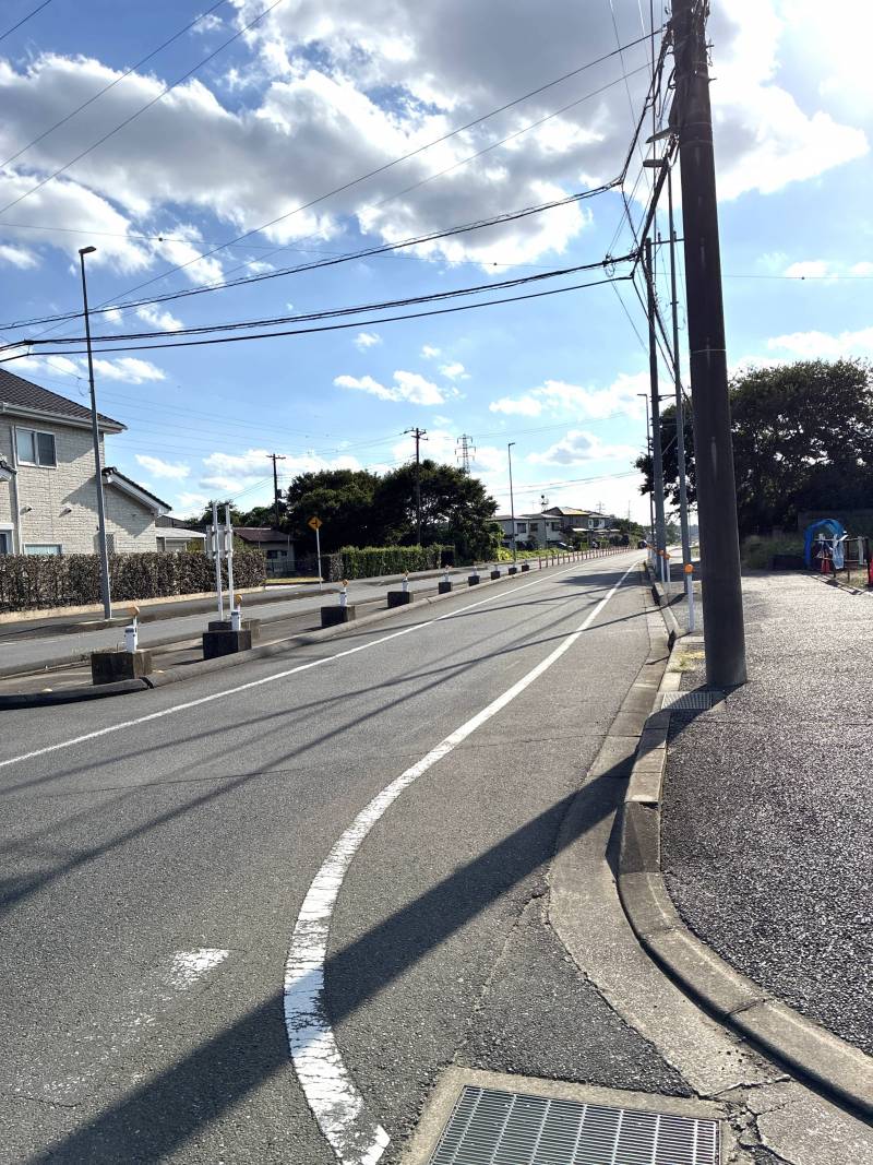 家の前は交通に使いやすい大きい道路もあります！
