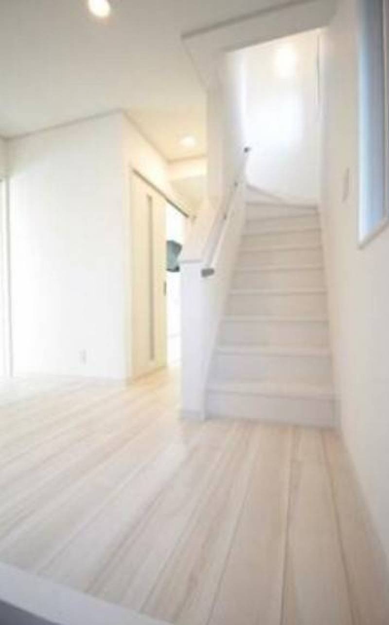 ホール　白基調の内装で明るいです