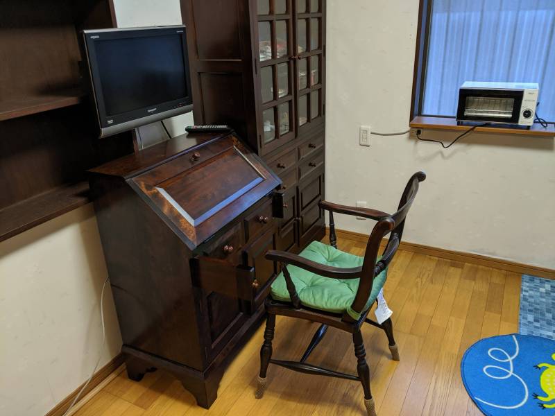 トースターや食器棚　勉強机　椅子　テレビが付いています。