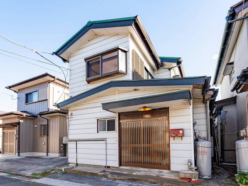 二階建ての白い外装のおうちです。