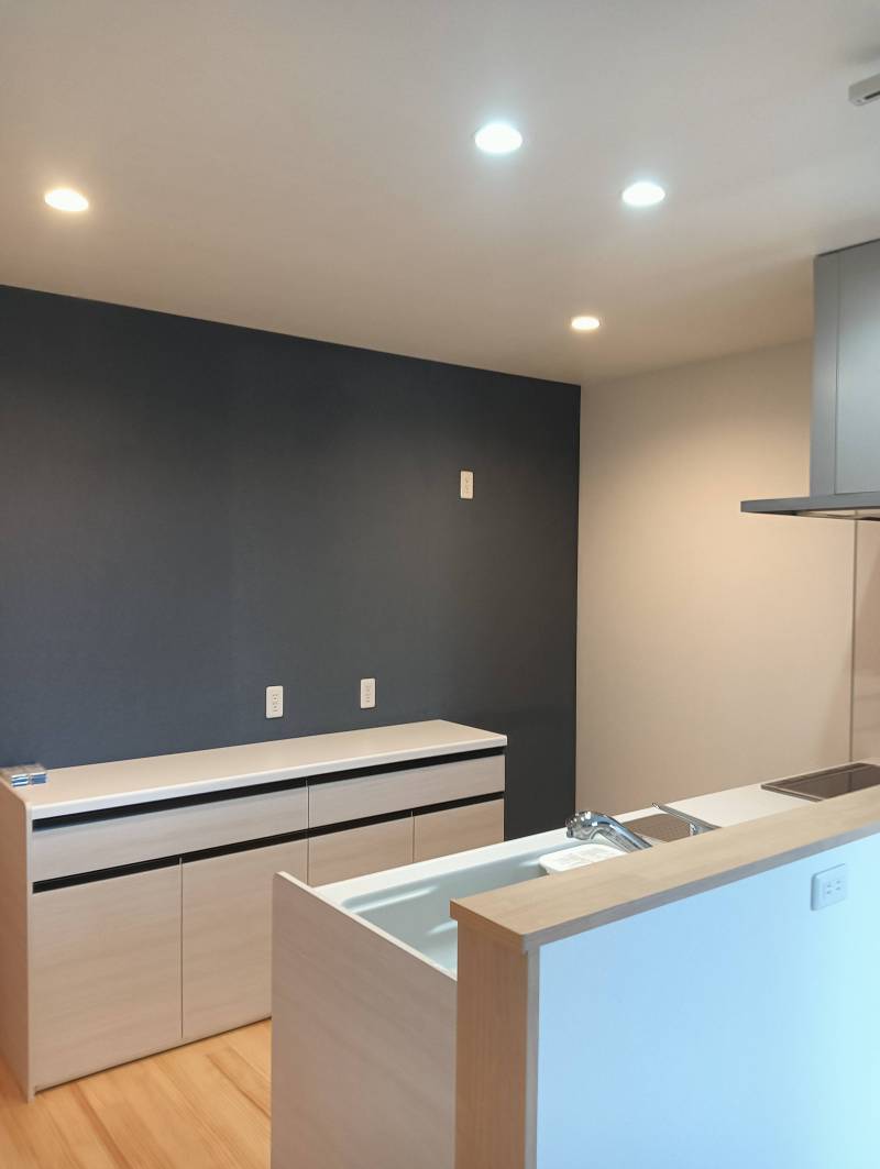 キッチン　背面の壁も玄関と同じグレイッシュブルーです☆