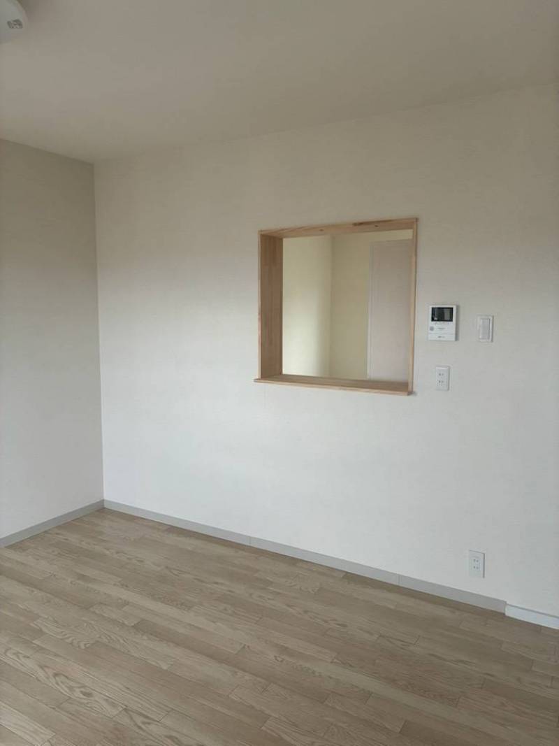 リビングからの室内小窓です。エアコンの風が隣の部屋に