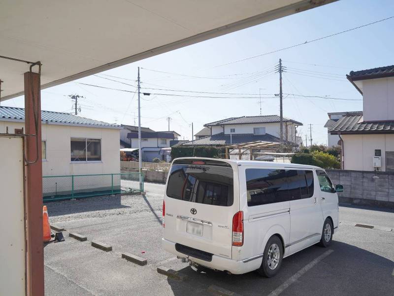 南側リビングの全面は駐車場であり、日当たりと風通しが良好