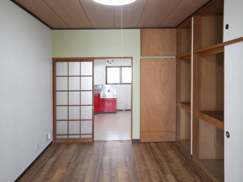 中のリビングは、大容量の収納があります。