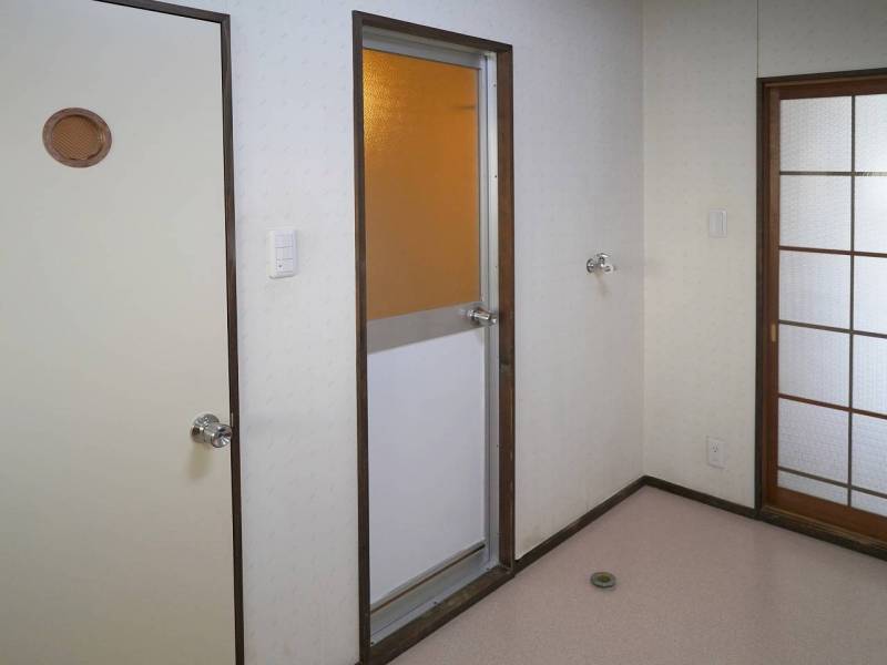 室内に洗濯機が置けます。