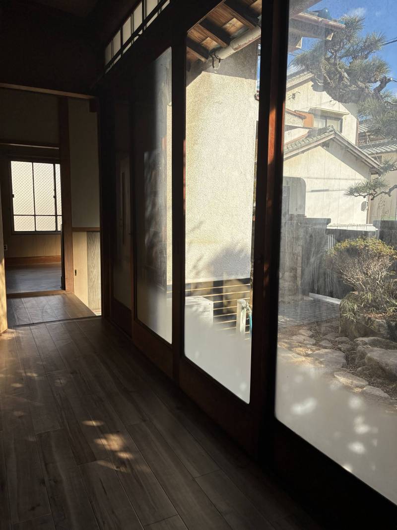 庭に通じる縁側もあります。