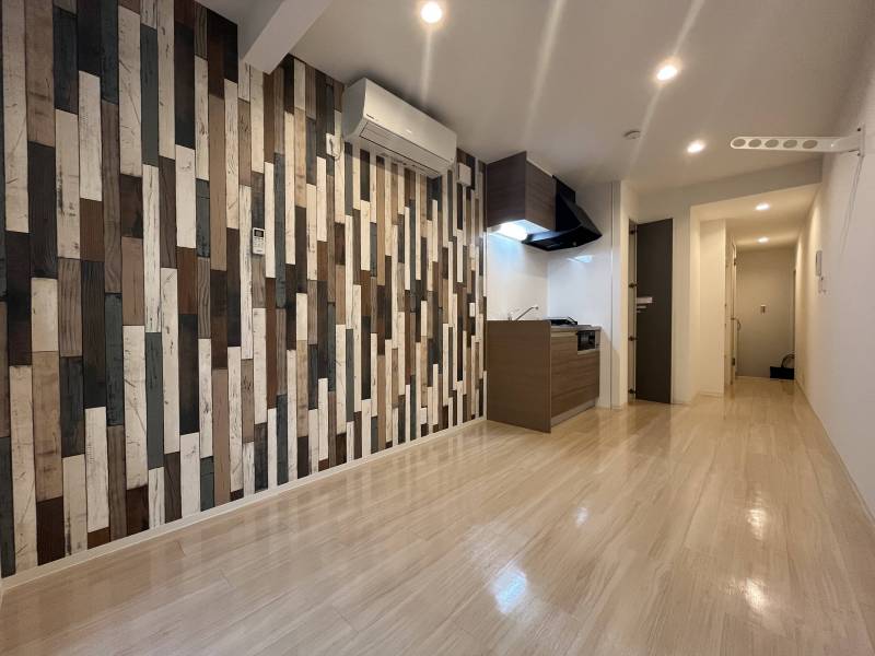 居間から玄関を望む