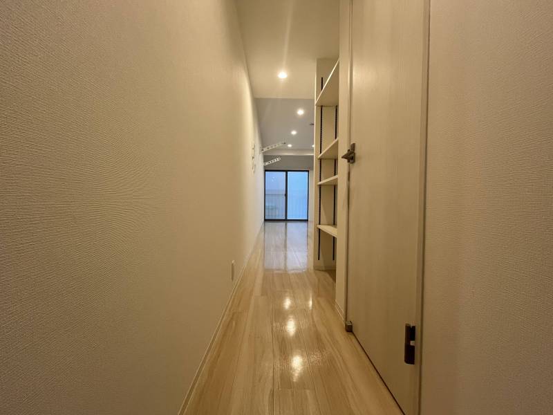 玄関から奥へ。