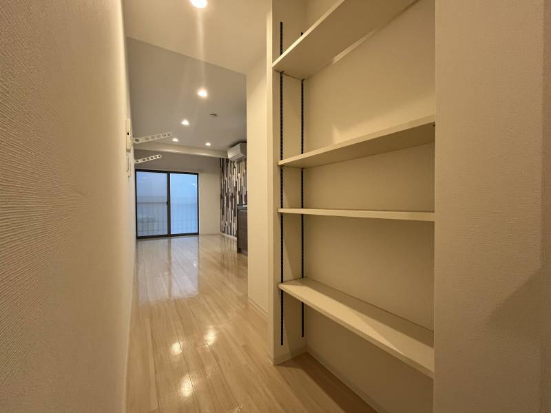 棚。用途は自由。本棚でも、食器置き場でも。