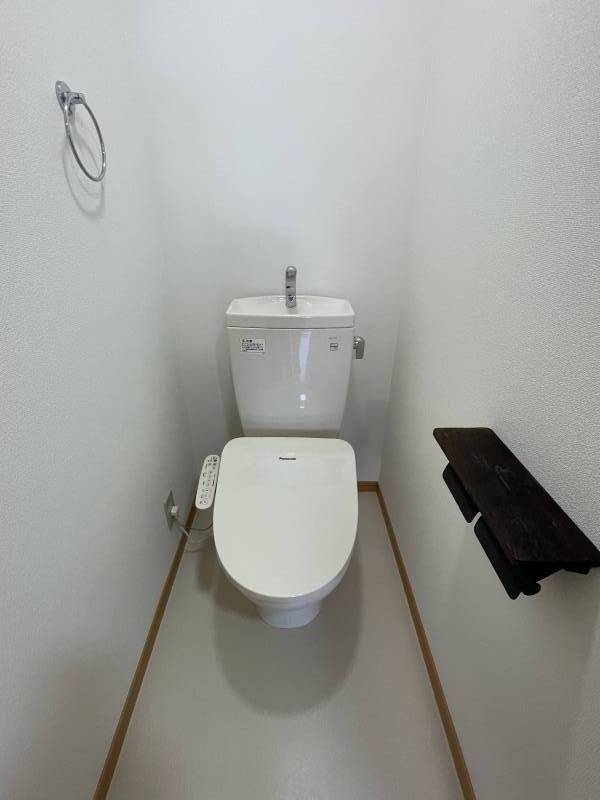 トイレ
スマホ置けるペーパーホルダー付き