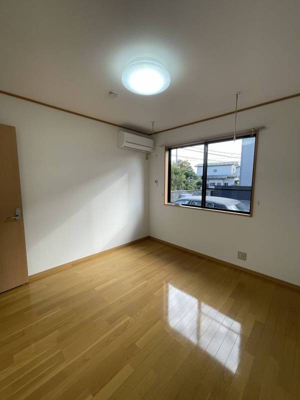 洋室6.1畳
リモコン付きシーリングライト設置