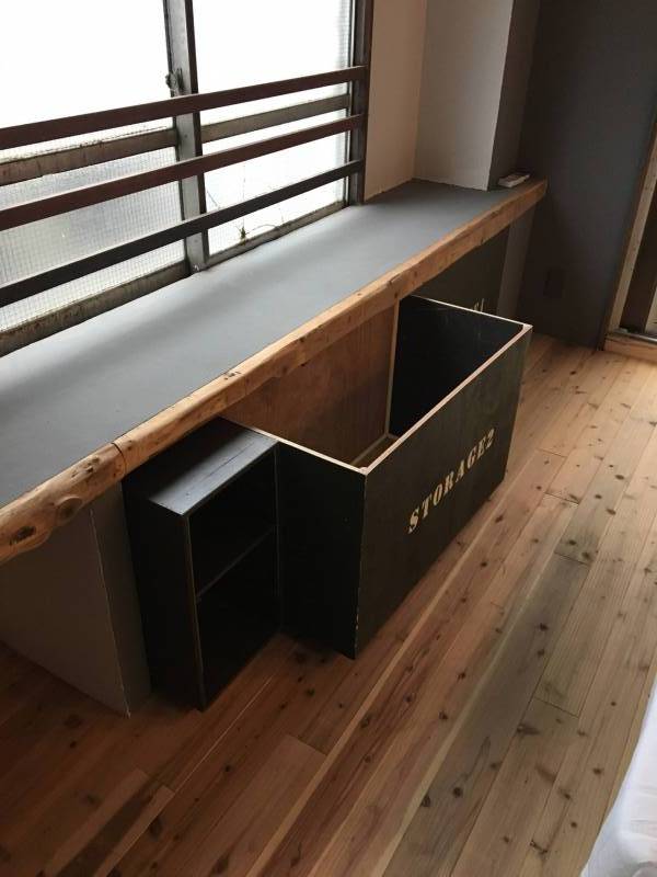 部屋の端から端までカウンター！下は物入れになってます。