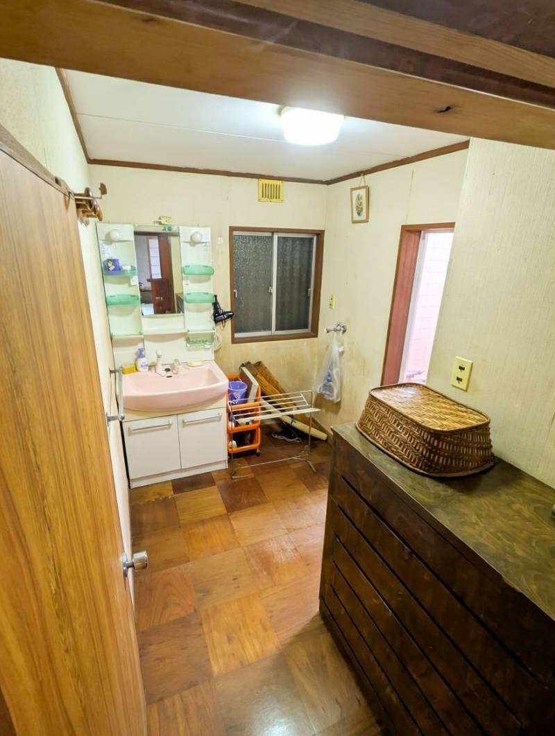 使えそうな物置いてます。必要ないものは処分します。