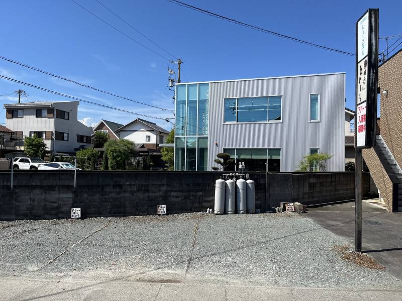 所在地の西側に隣接する住居専用の駐車場です。