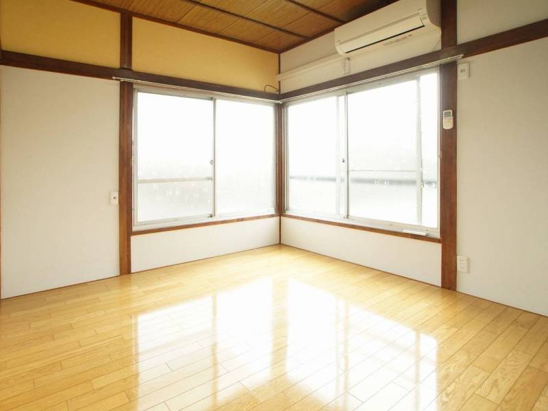 日当たり良好のお部屋で、エアコンも完備しています♪