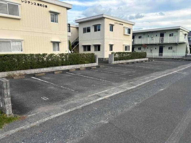駐車場1台付きです。ご希望の方には2台目もご用意します。