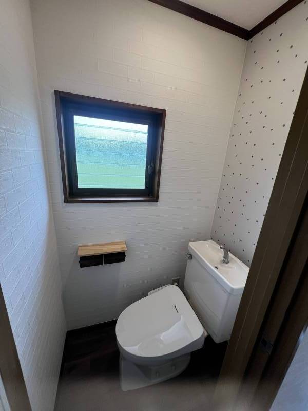 ２Fのトイレです。水玉模様のアクセントクロスですよー