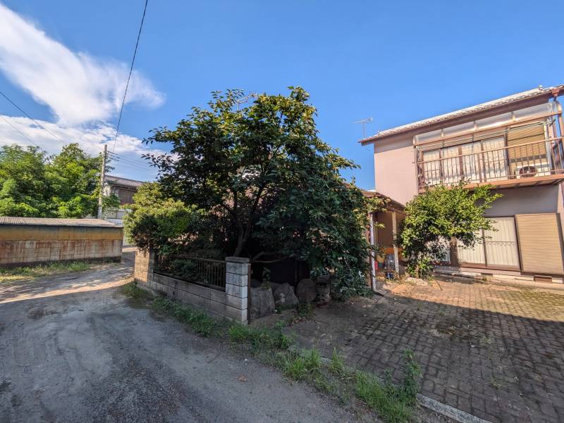 家の前の道路から物件と庭（駐車場）