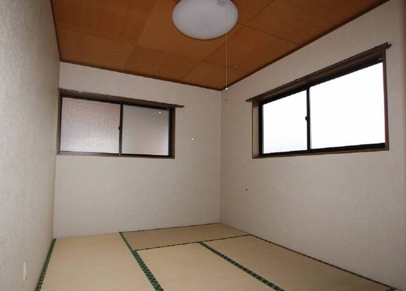 落ち着ける和室６帖、二面窓です。