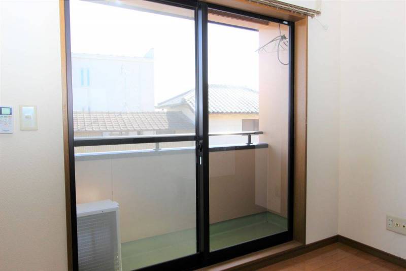 ベランダは屋根があり雨が当たりにくい（建物外観写真参照）。