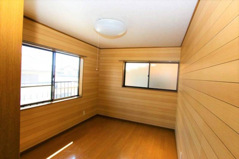 スタイリッシュな空間、洋室６帖、二面窓です。