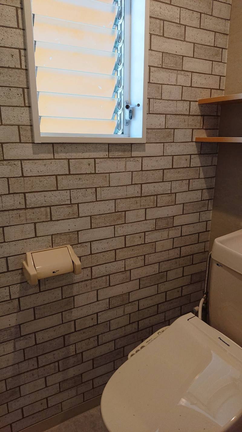 トイレに窓、棚もついています！