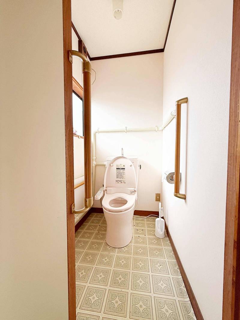 洋式・水洗トイレ。温水洗浄便座は現状設備です。