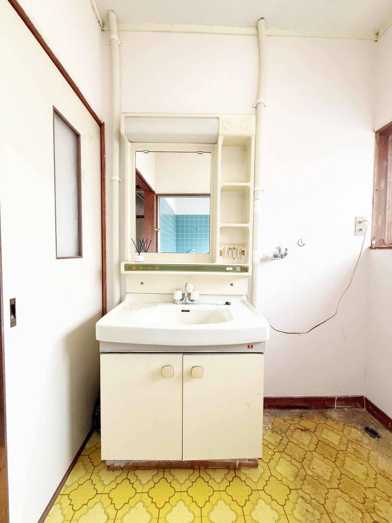 独立洗面台付。蛇口が回りません。修繕してお使いください