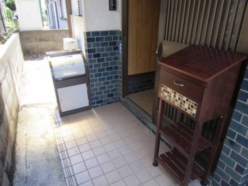 玄関には宅配ボックスと、お花も飾れるポストを置いております。