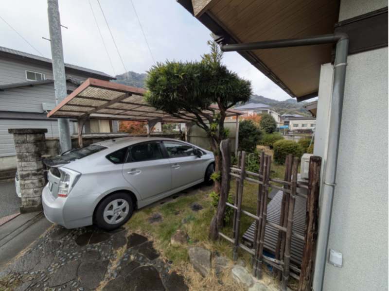 駐車場。ヴォクシー置けます。もう１台分を増設予定です