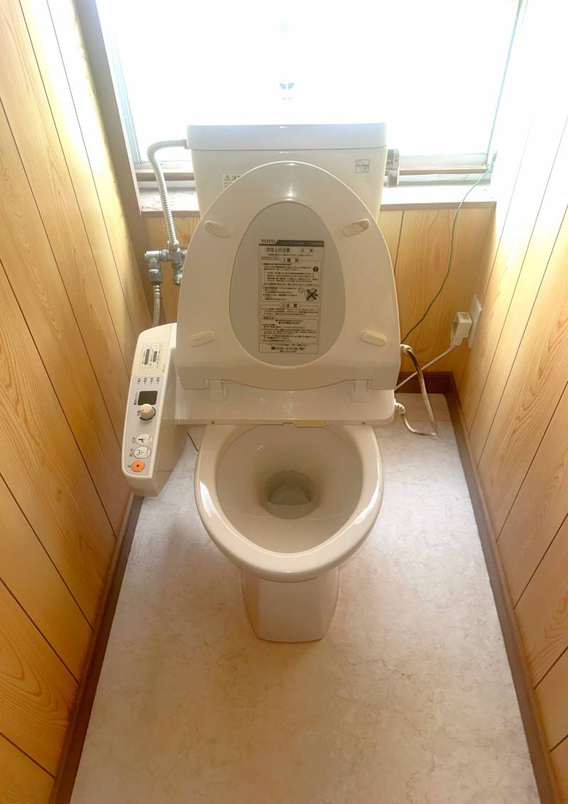 1階トイレ。下水接続済みで清掃済みです。