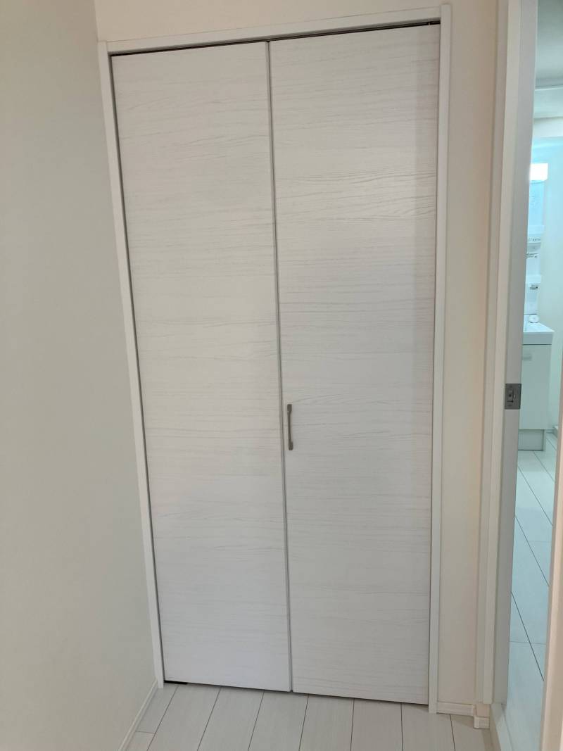 部屋にクローゼットがあります。服や荷物が収納できて便利です