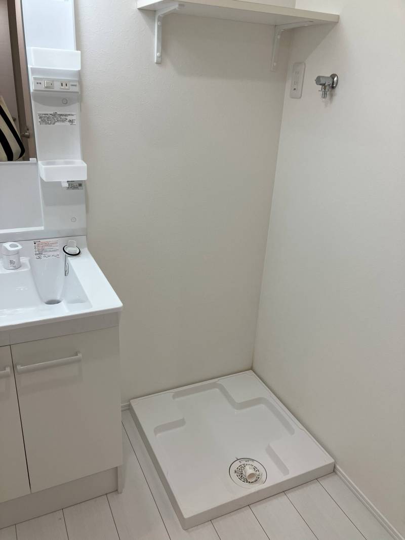 室内洗濯機置き場です！棚もあって使いやすいですね！