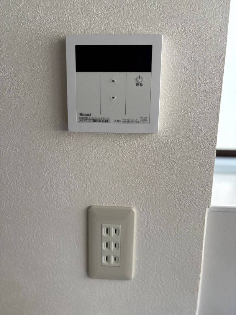 利便性を考え３つ口コンセントを多用しています。