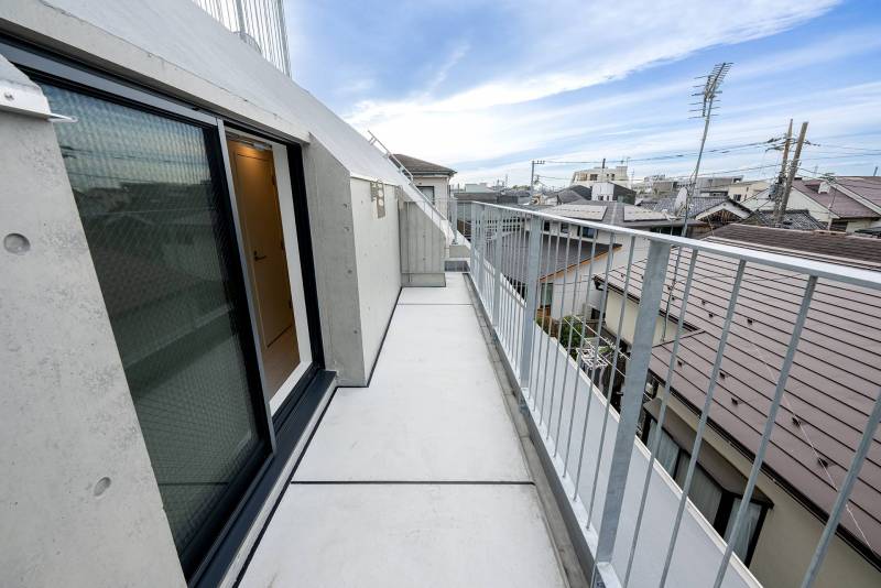 高い建物が少なく、明るいルーフバルコニー。