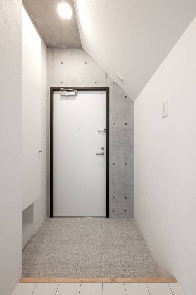 玄関は機能的で、人感センサ－で照明がつきますよ！