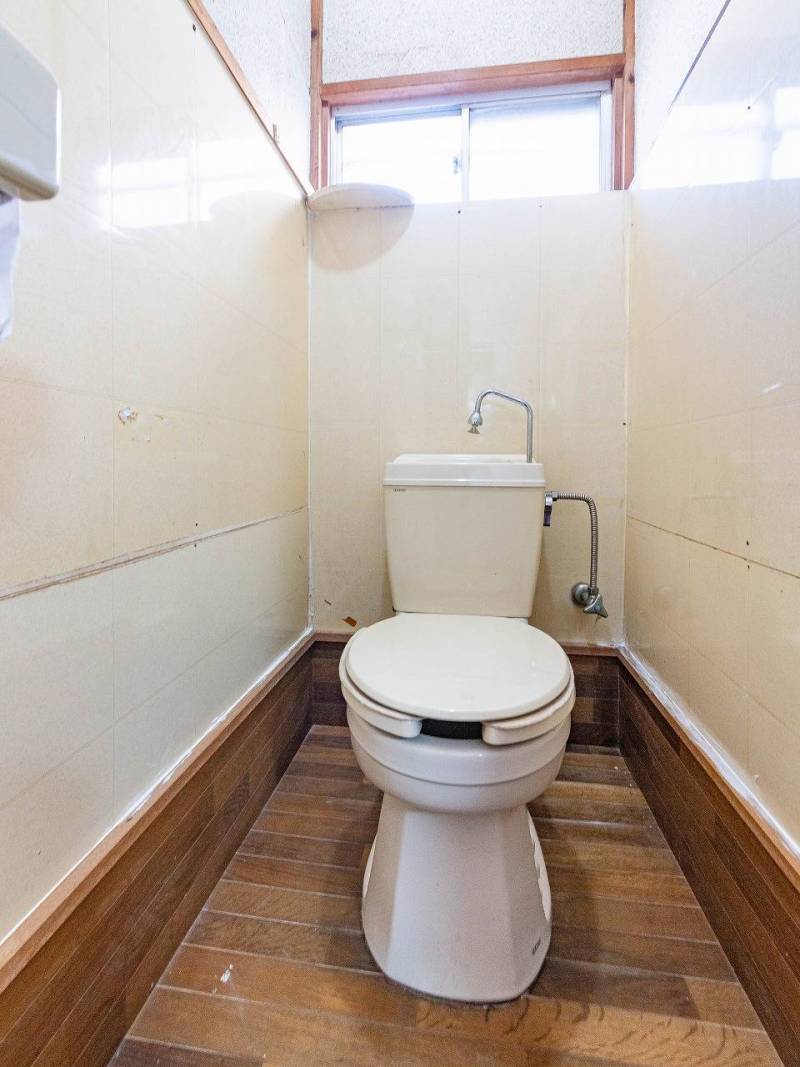 トイレになります。こちらは簡易水栓トイレになります。