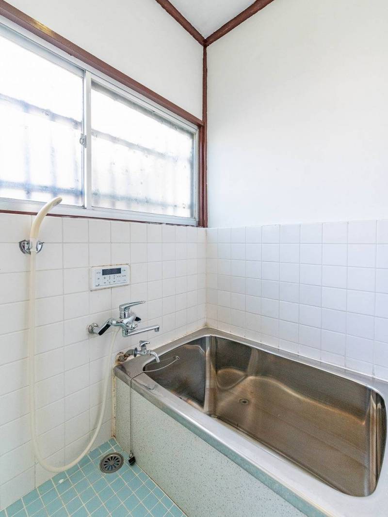 お風呂は追い炊きつき、給湯器は新品交換済みです。