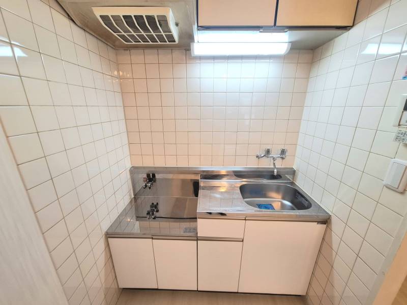 キッチンはガス対応、手元ライトはセンサー式