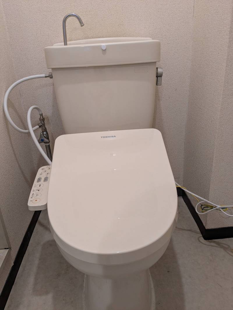 ウォシュレット付きトイレ
便座はゆっくり閉まるので静かです。