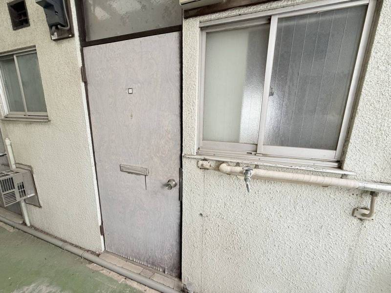 洗濯機置場は外です。