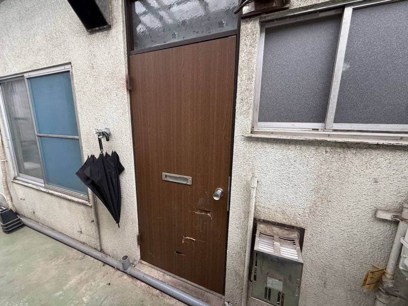 洗濯機置場は外になります。
