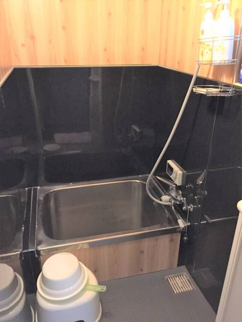 和の趣を表現した浴室。洗面器等は付属していません。