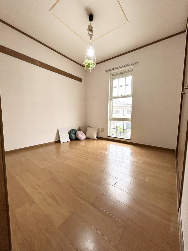 寝室や趣味の部屋にぴったりな、落ち着きある独立した洋室。