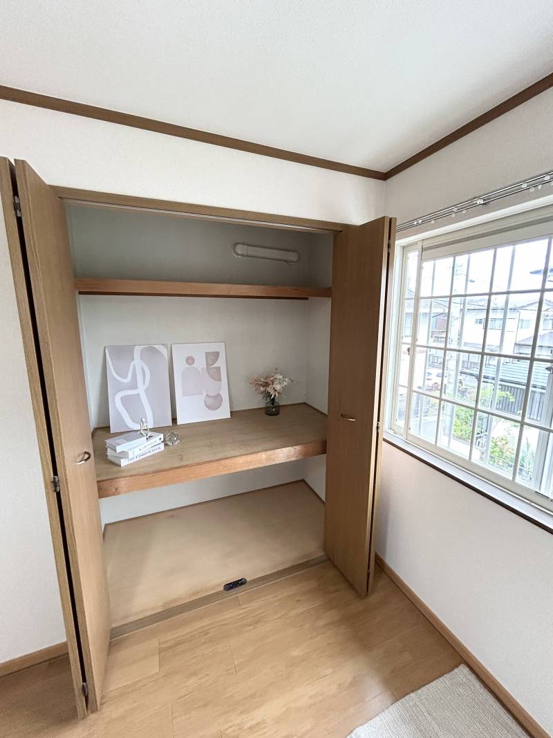 中段・枕棚付きで荷物を上下に効率よく分けられる大容量収納。