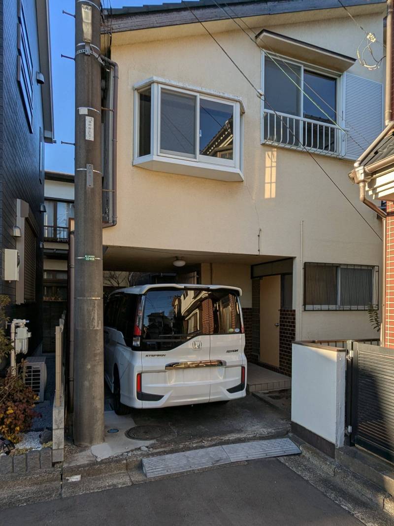 【駐車場】屋根付きの駐車スペースが1台分あります。