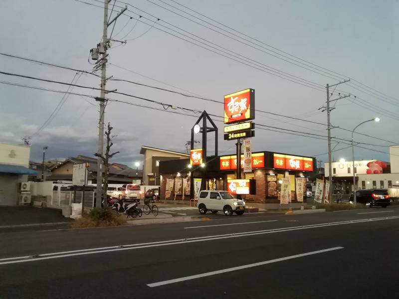 遅い帰りでも嬉しい！すき家が徒歩３分♪コンビニも♪