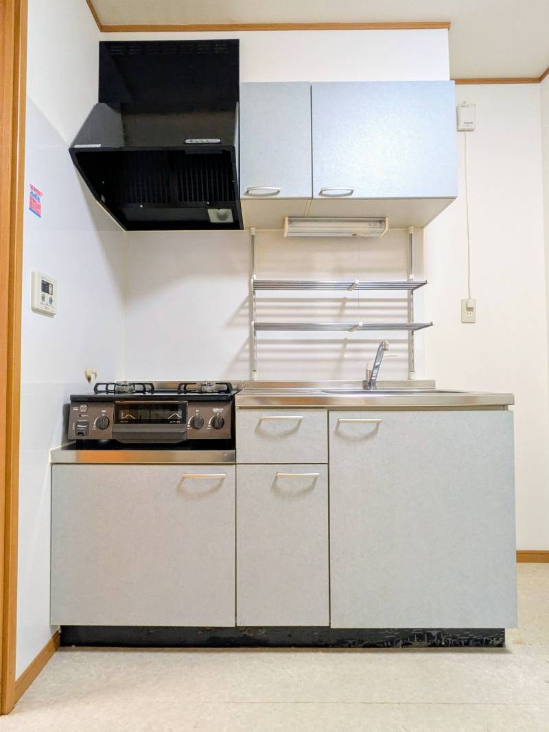 キッチン。都市ガスだからガス代が安い！２口コンロは新品。